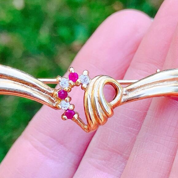 Vintage Heart Ribbon Pin JC Signed Mid Century Gold Filled Bar Brooch Red Ruby - Picture 7 of 12